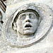 Quinsac en Gironde : Medaillon en haut du monument